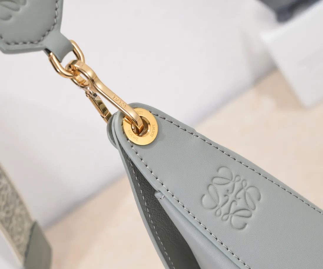 Off-white, top quality original. The smooth crescent shape of the L Luna series moon bag not only elongates the proportions of the whole person without getting stuck on the upper body, but also feels particularly comfortable. The wide shoulder strap design does not press the shoulder buckle opening, making it easier to open and close. The internal capacity is also large, and sunglasses and folding umbrellas can be easily arranged with sliding hanging loops hidden on both sides. Shoulder straps or hanging accessories can be attached, making it convenient for various occasions. It is a bag that shows off its temperament and is highly used in daily life! Luo Yiwei size: 29*27*8cm: model: 8891#